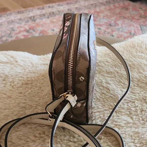 Beautiful Coach Evergreen Wildflower Signatue Camera Style Crossbody Bag 🩷🤍 - Picture 6 of 16